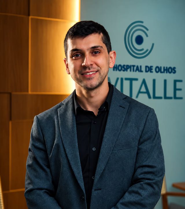 Dr. Bruno Portes Moreira, cirurgião plástico, de blazer escuro em ambiente do Hospital de Olhos Vitalle